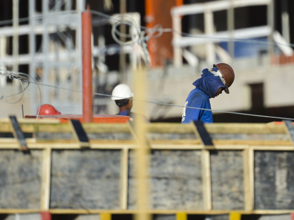 Operários da construção civil; matéria com dados do relatório BTG sobre o setor