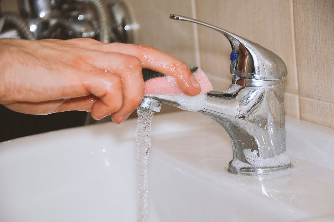 Imagem mostra uma pessoa lavando as mãos.