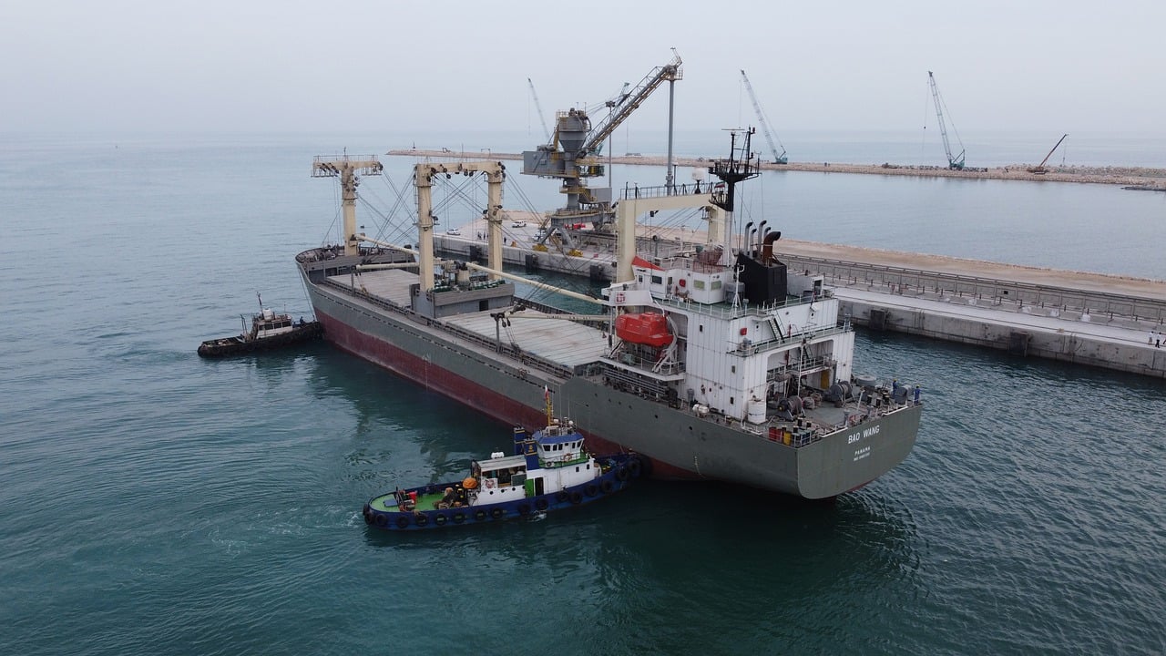 Imagem mostra um movimento de cabotagem em navio que está atracando.