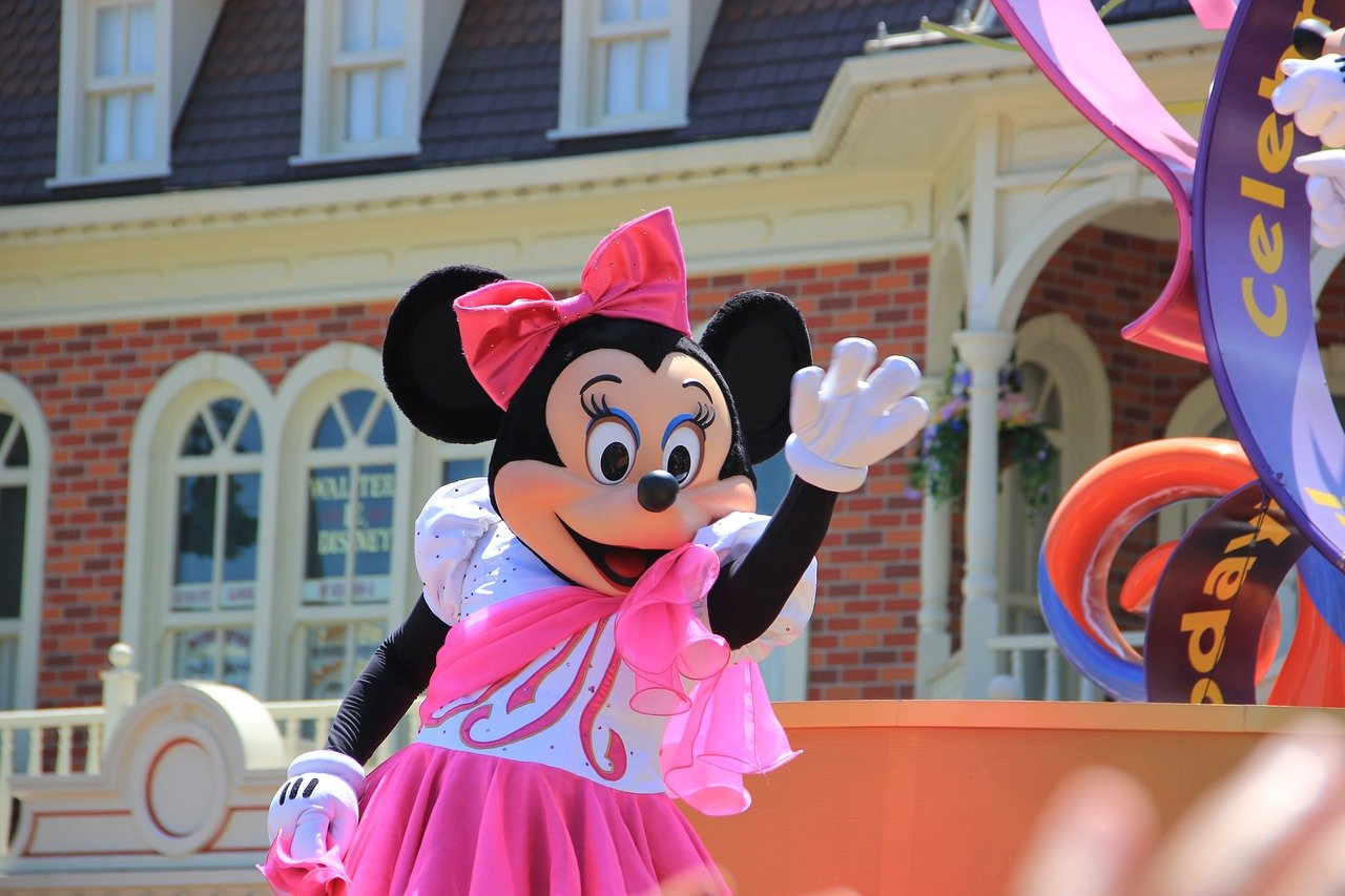 Personagem da Minnie acena para o público durante desfile