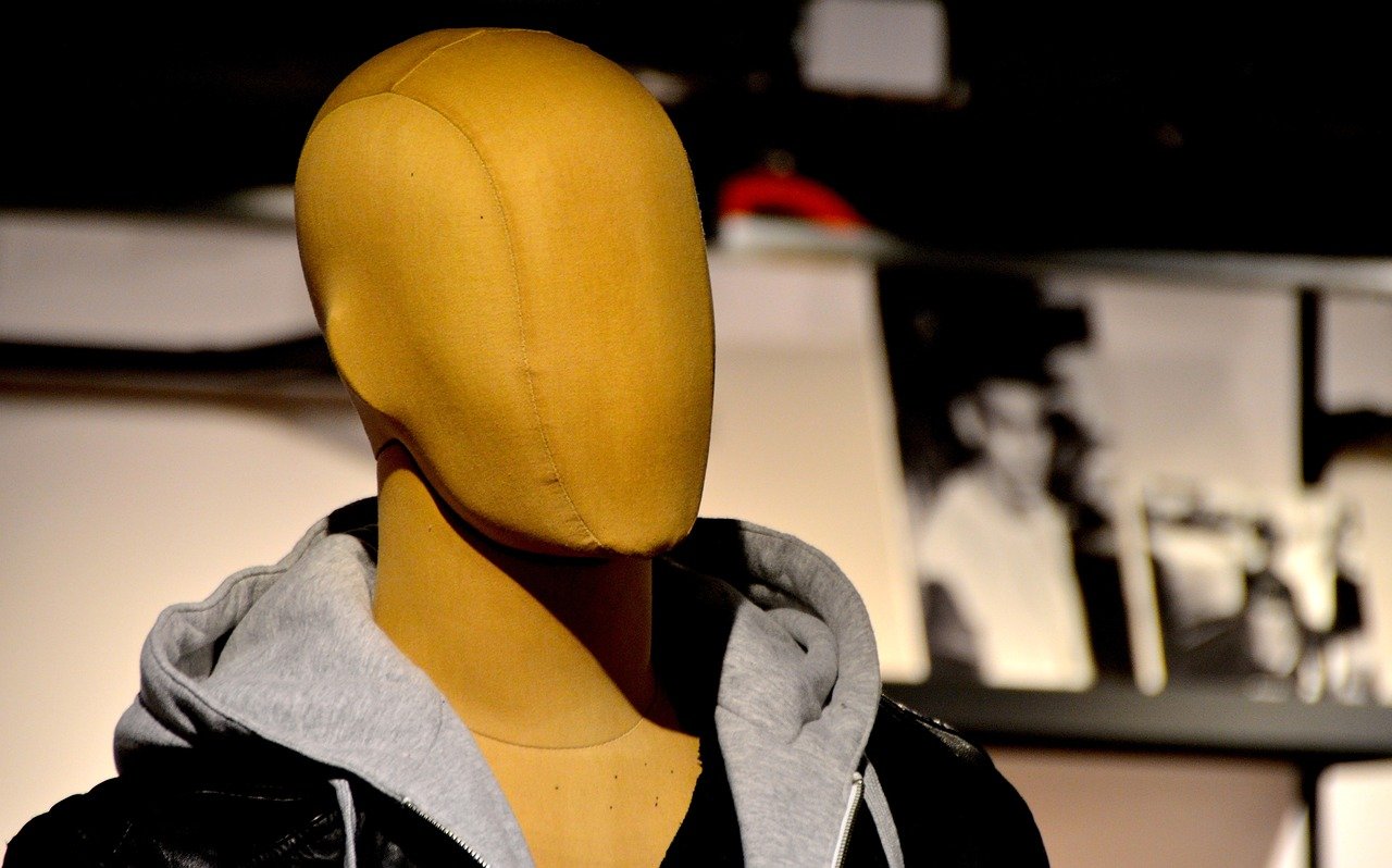 Imagem mostra manequim de roupa masculina.