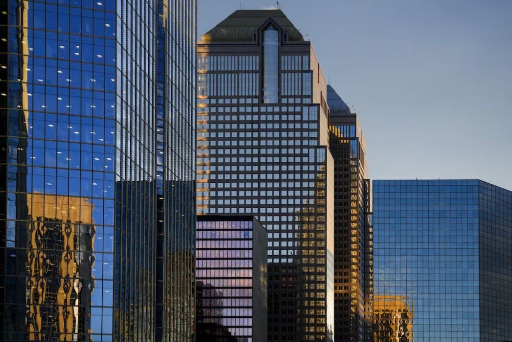 fundos imobiliários: cota EQIR11; imagem de prédios