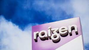 Logotipo da Raízen sobre fundo azul, simbolizando atuação no setor de energia e biocombustíveis.