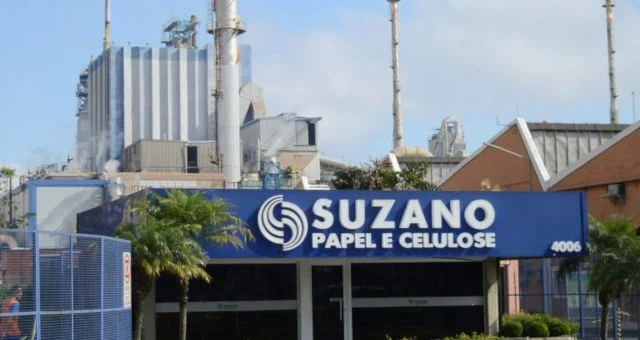 Fachada da fábrica da Suzano (SUZB3), representando a produção de celulose.