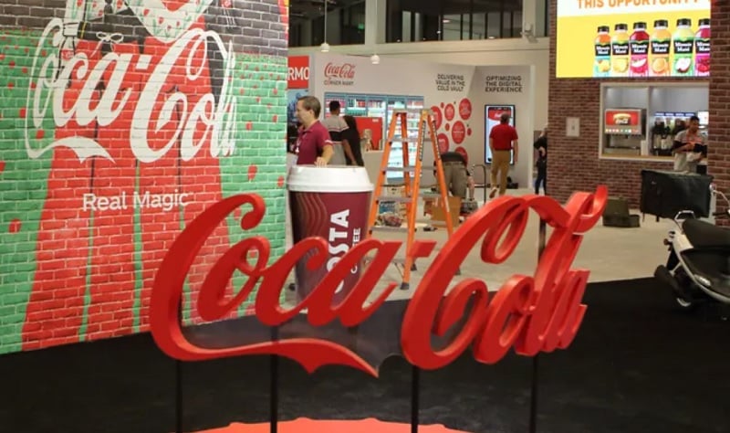 Logo da Coca-Cola (KO; COCA34) em uma loja nos EUA