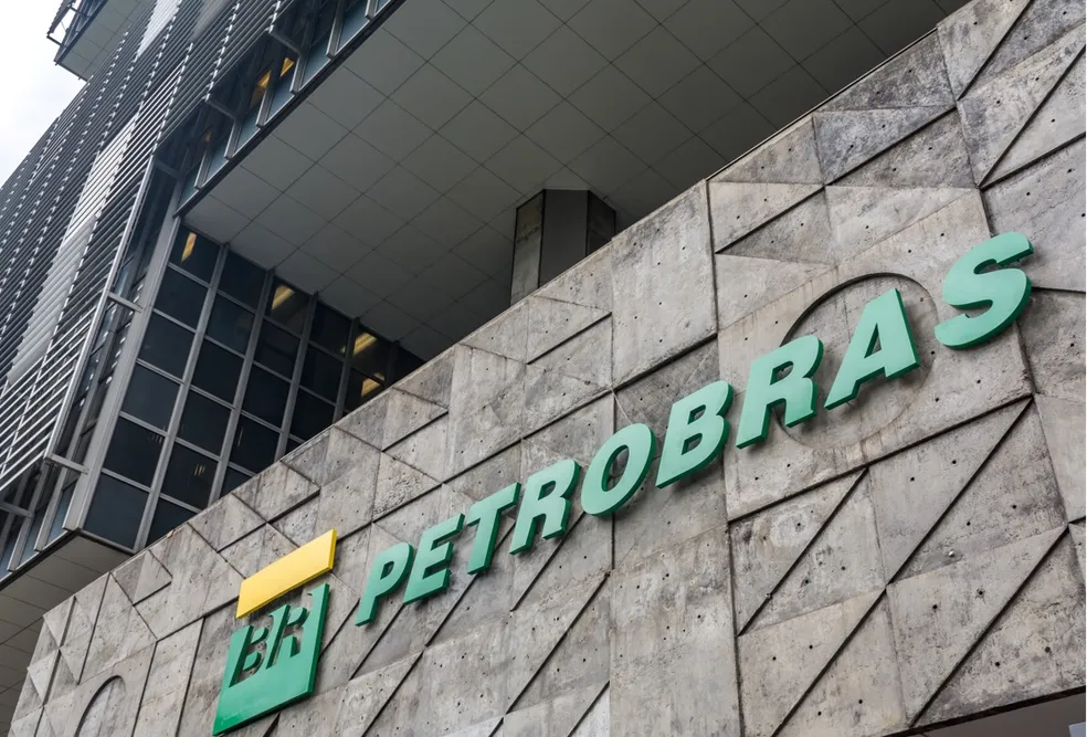 Fachada do edifício-sede da Petrobras no Rio de Janeiro, com a logo da empresa em destaque.