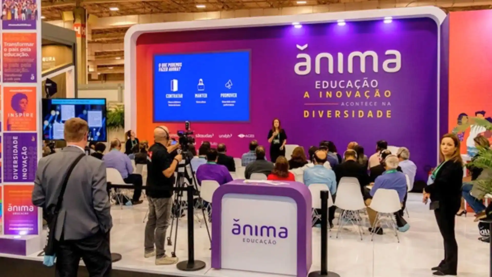 Estande da Ânima Educação em evento do setor, representando a presença da empresa no mercado educacional brasileiro — ANIM3.