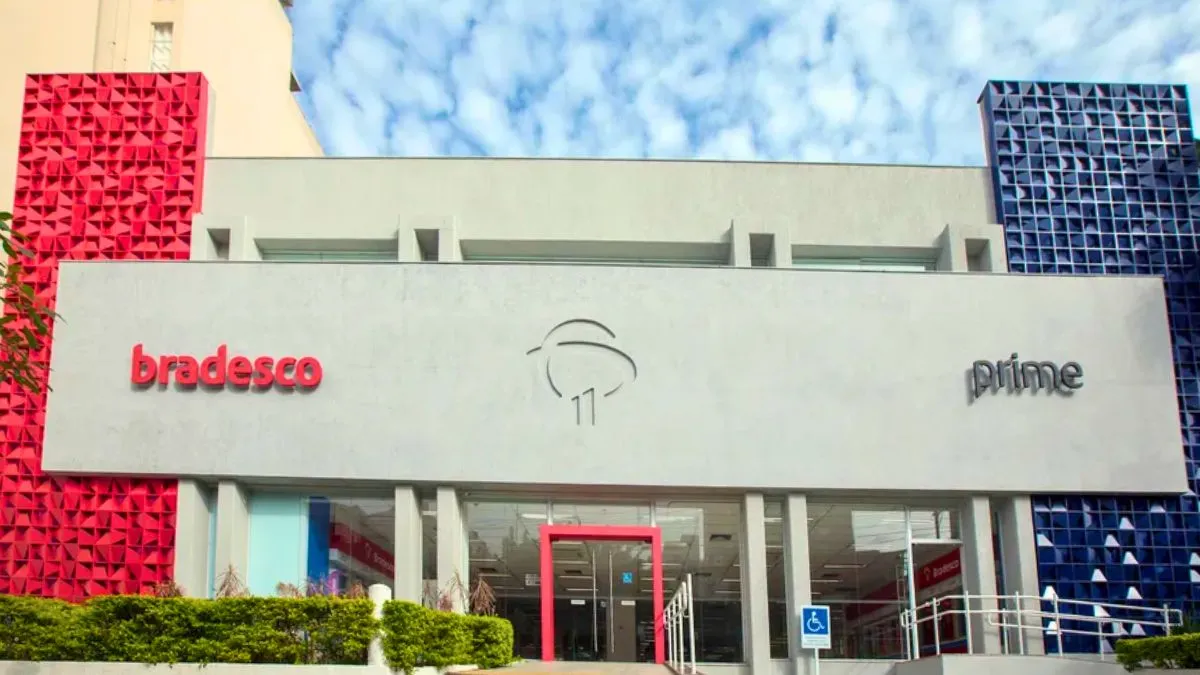 Fachada de uma agência do Bradesco, relacionada à ação BBDC3.
