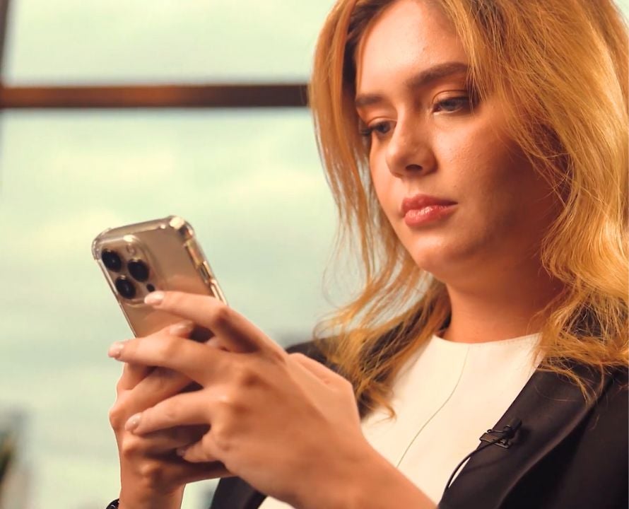 como abrir conta na EQI Corretora: imagem de mulher e gráficos de investimento