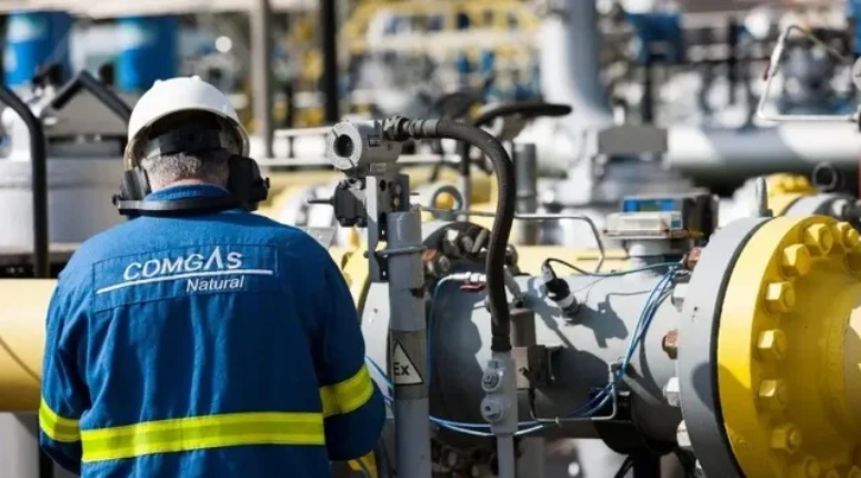 Compass: Imagem mostra um funcionário da Compass trabalhando.