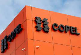 Logotipo da Copel em prédio laranja, representando a empresa e a ação CPLE3.