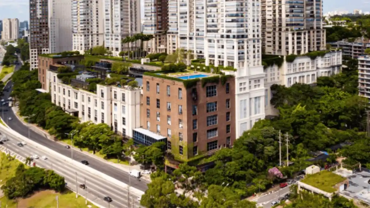 Conjunto de edifícios modernos com áreas verdes, representando a JHSF e a ação JHSF3