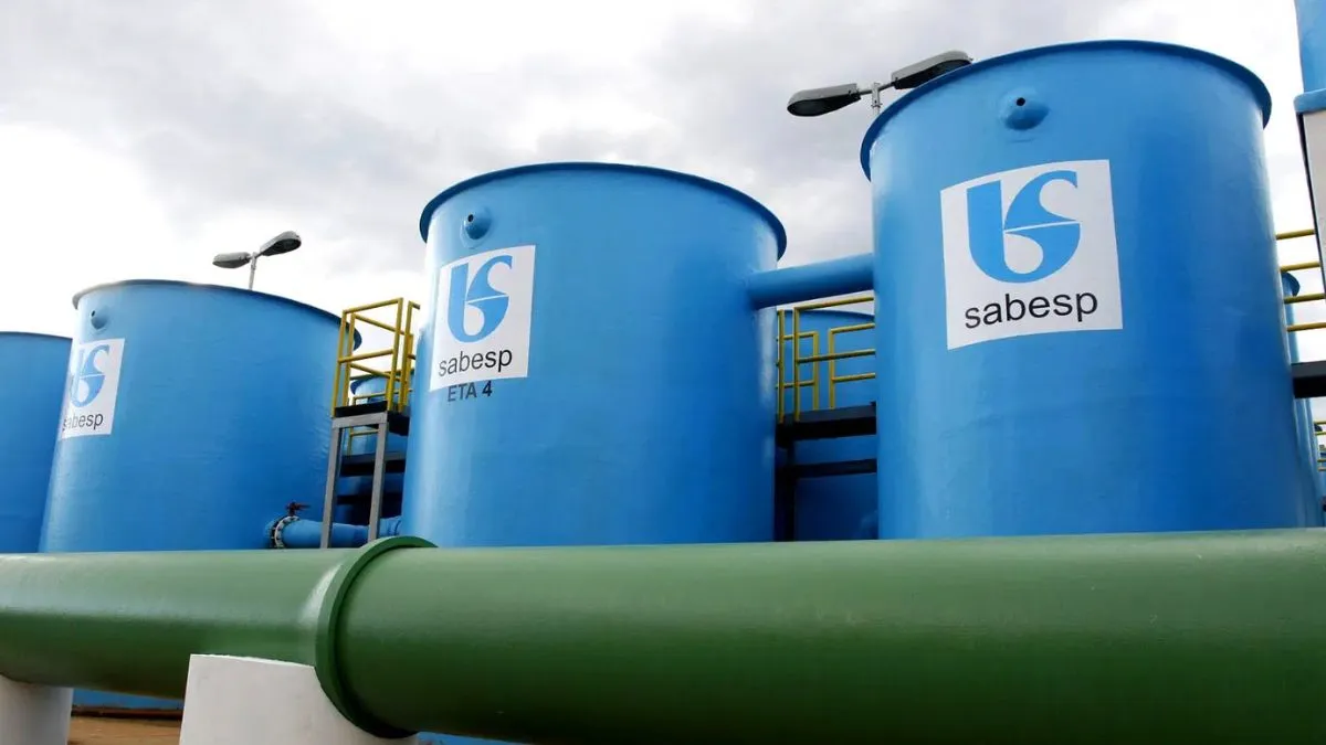 Tanques de tratamento de água com logotipo da Sabesp, representando a SBSP3.