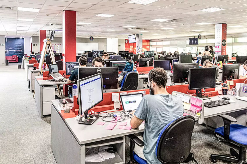 Imagem mostra a sala dos programadores da Locaweb.