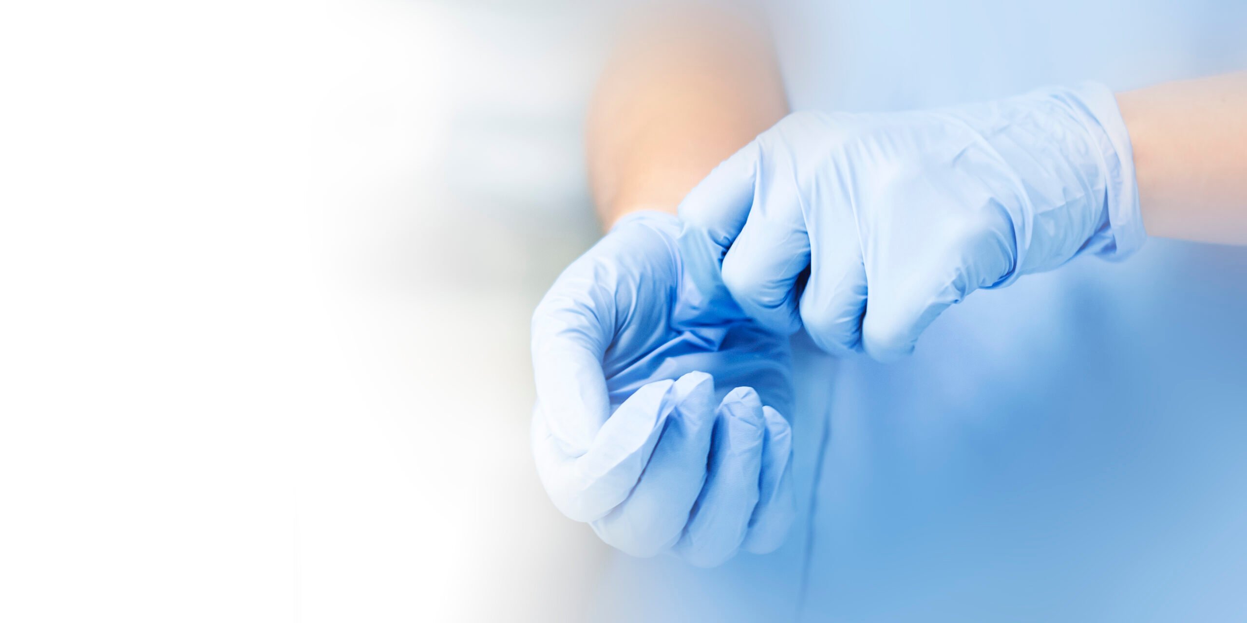 Imagem mostra uma enfermeira se organizando.