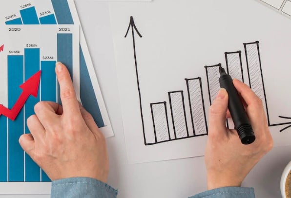 imagem de mãos analisando gráficos: SMLL