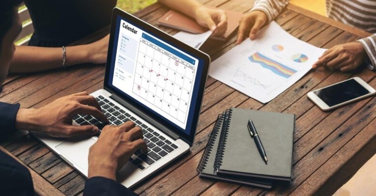 temporada de balanços: foto de pessoas analisando gráfico e calendário