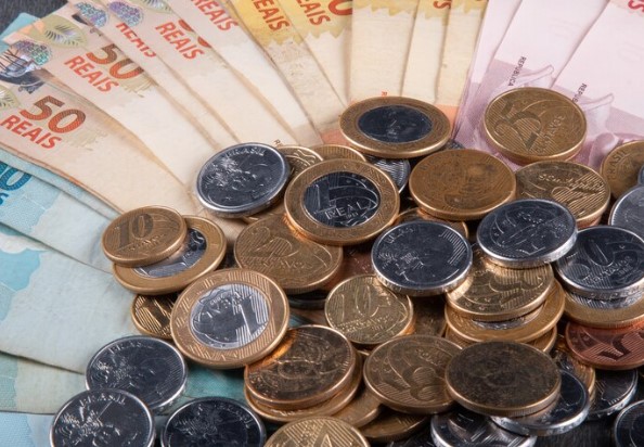 foto de moedas e notas de real: diviendos da semana