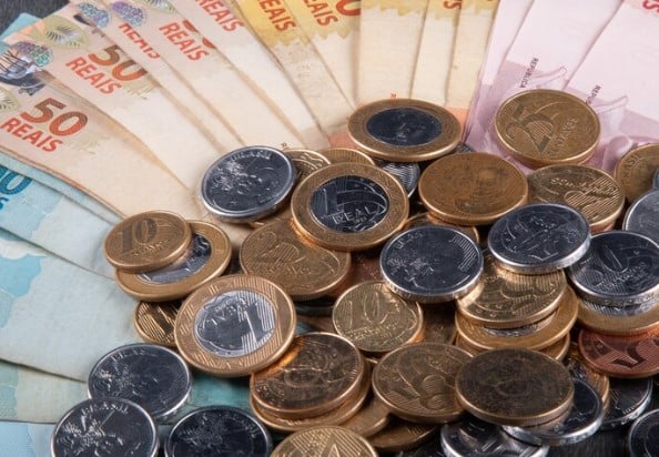 foto de moedas e notas de real: diviendos da semana