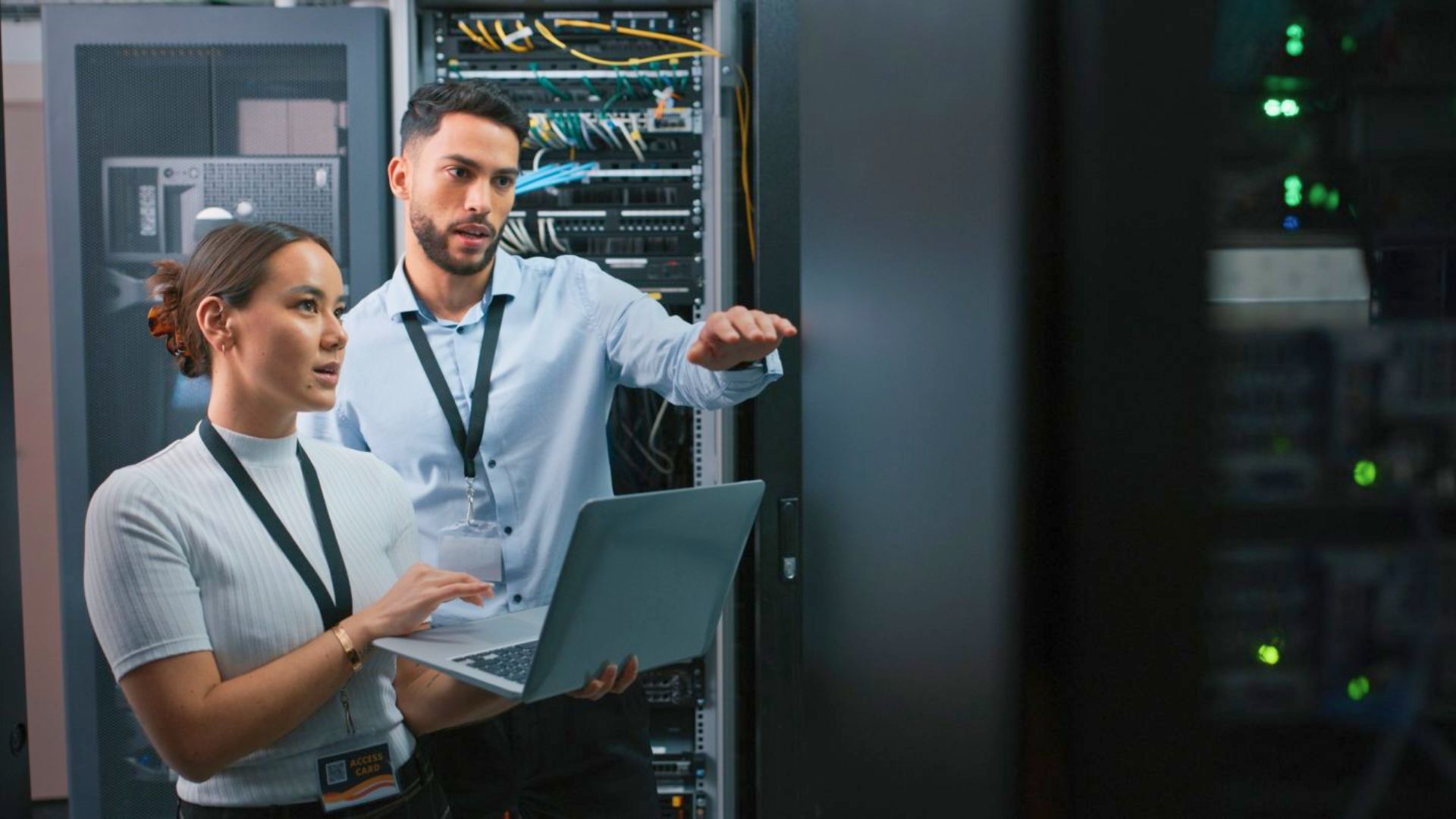 Homem e mulher analisando o TI - Positivo