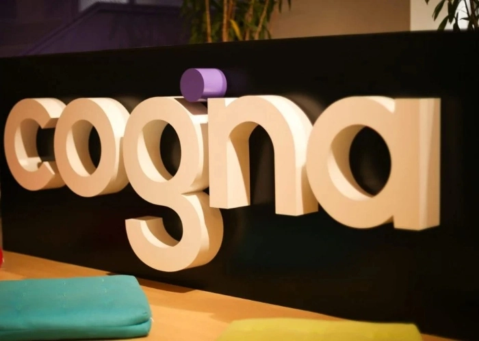 Logo da Cogna (COGN3) em um prédio