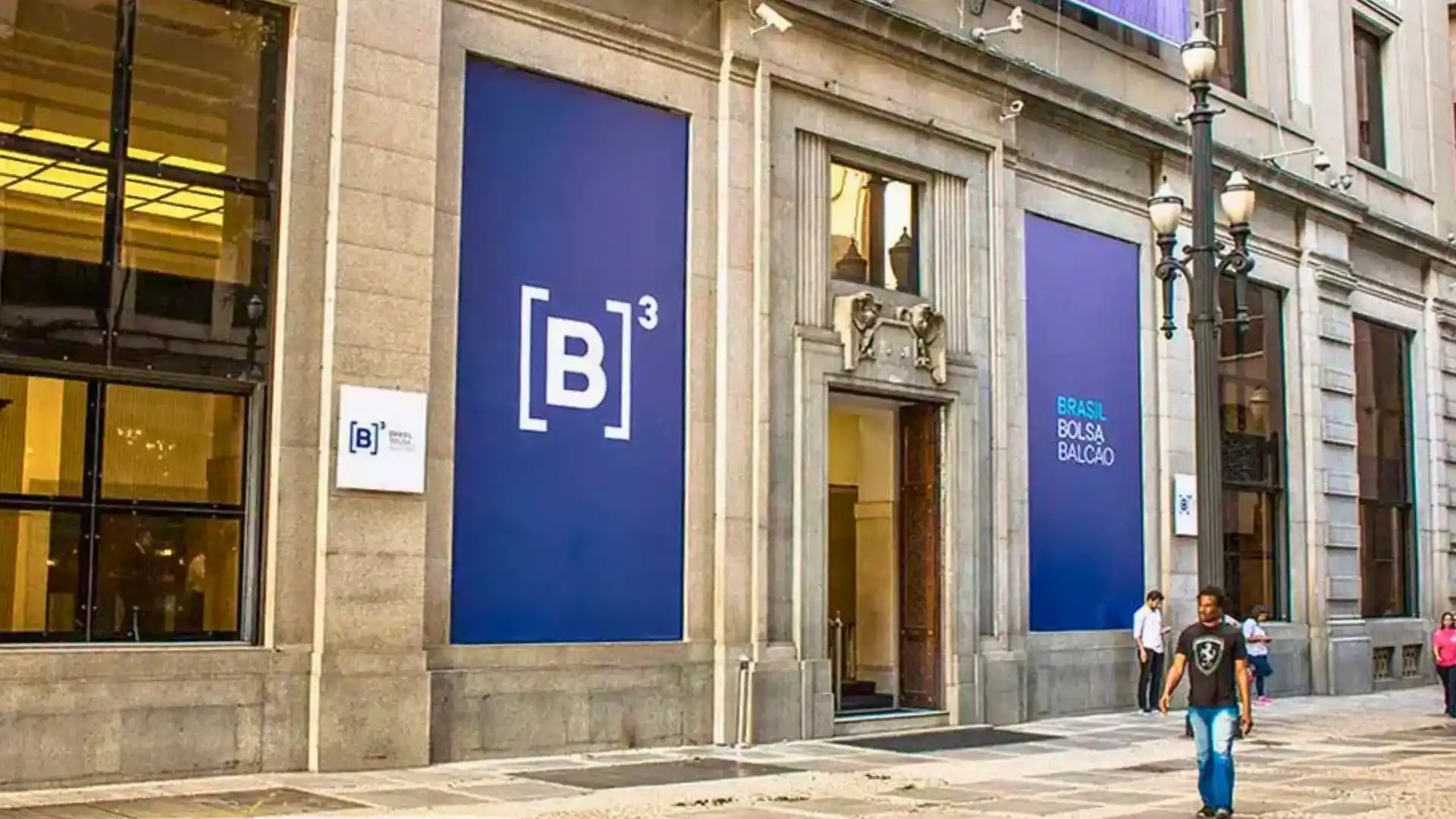 Fachada da B3, representando a carteira teórica da B3