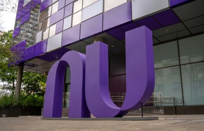 Foto da fachada do Nubank, em São Paulo, tendo a logotipo em destaque