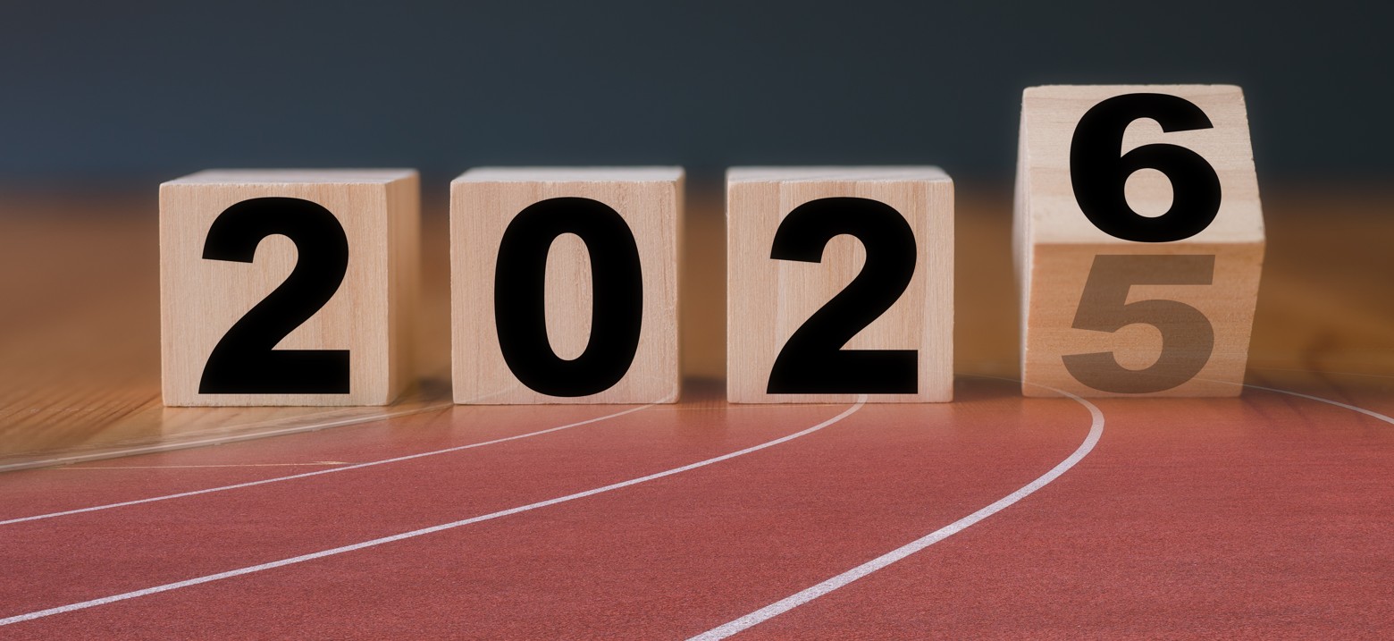 como continuar investindo em 2025: imagem mostra pista de corrida e marcador de ano mudando de 2025 para 2026