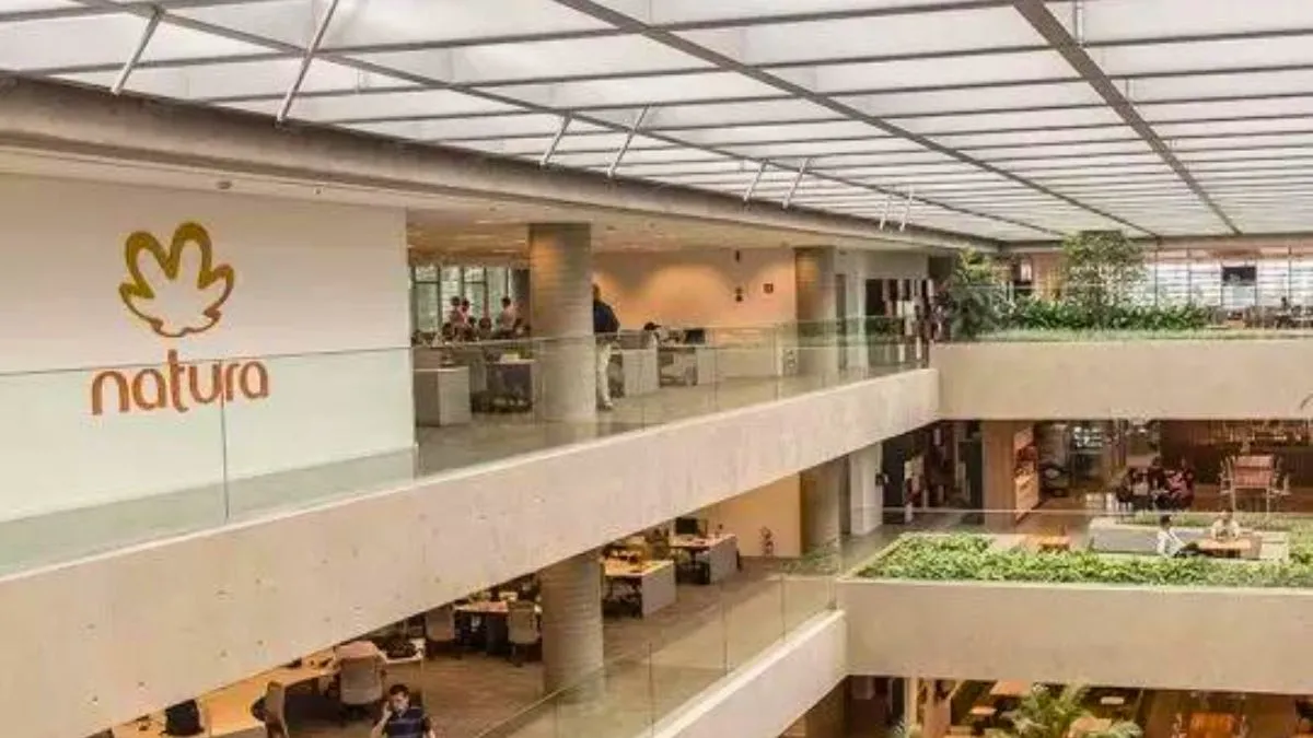 Interior de uma loja da Natura com o logotipo em destaque, representando a NATU3