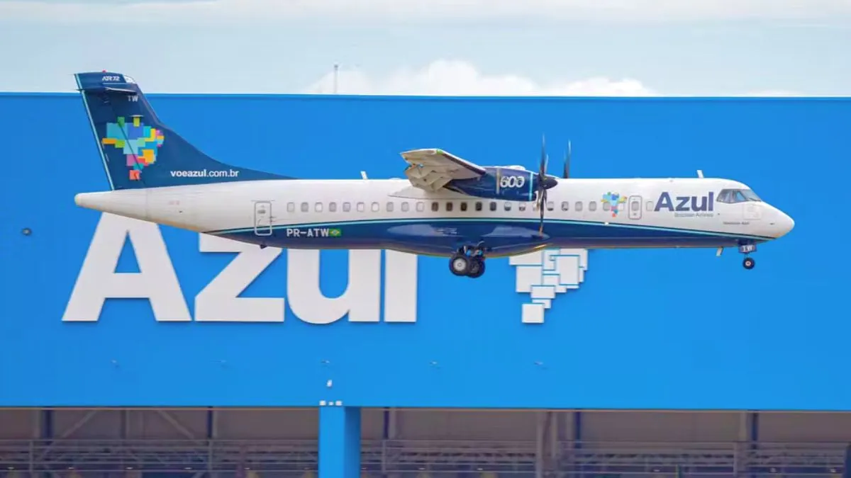 Avião da Azul no ar.