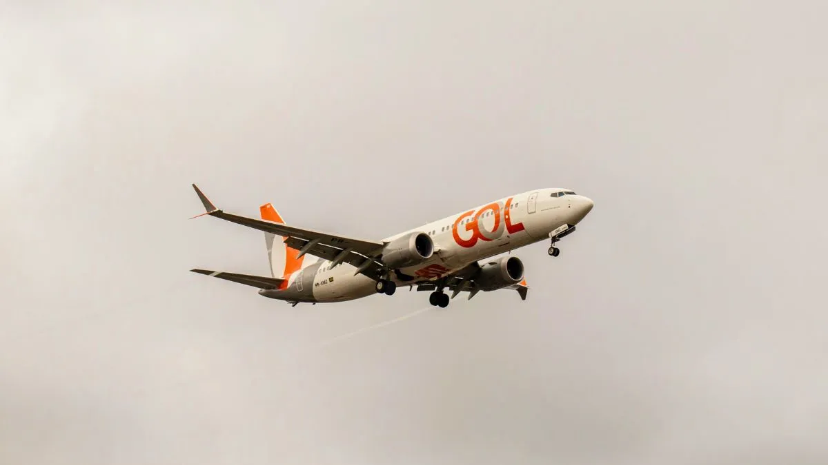 Avião da Gol voando.