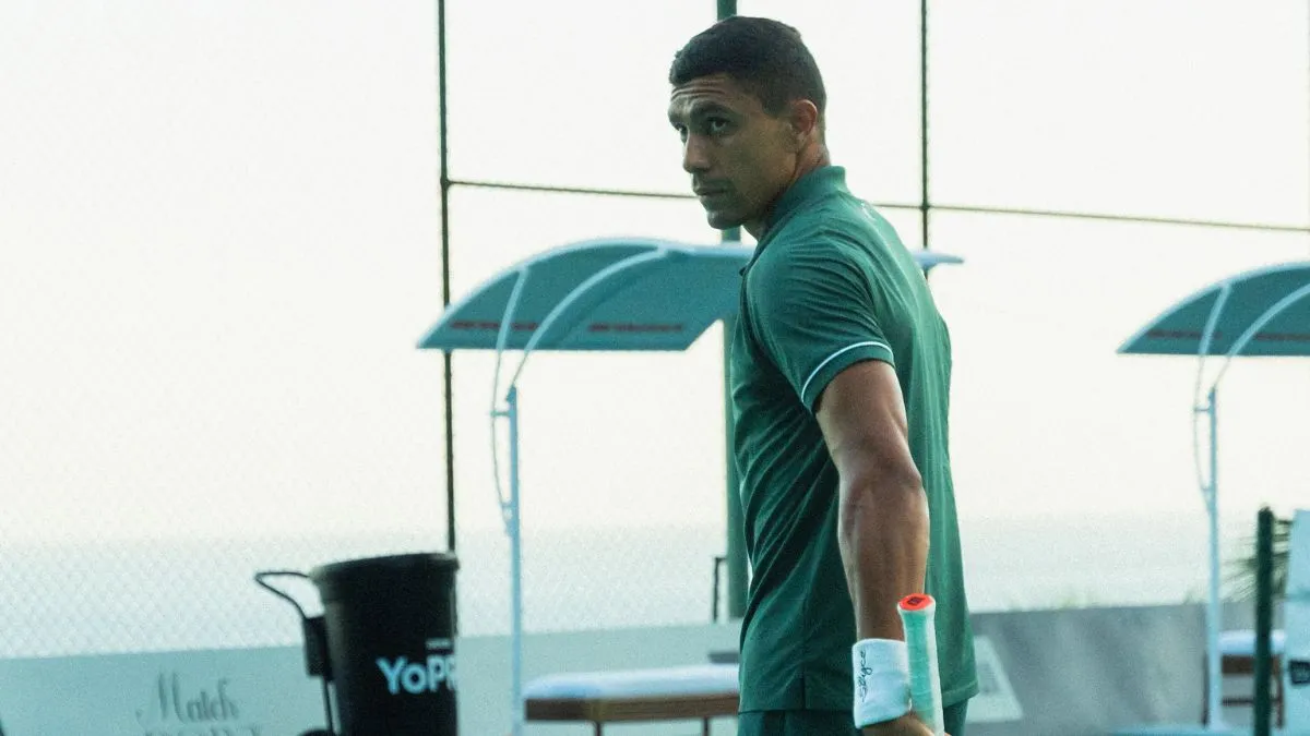 Jogador de tênis em quadra.