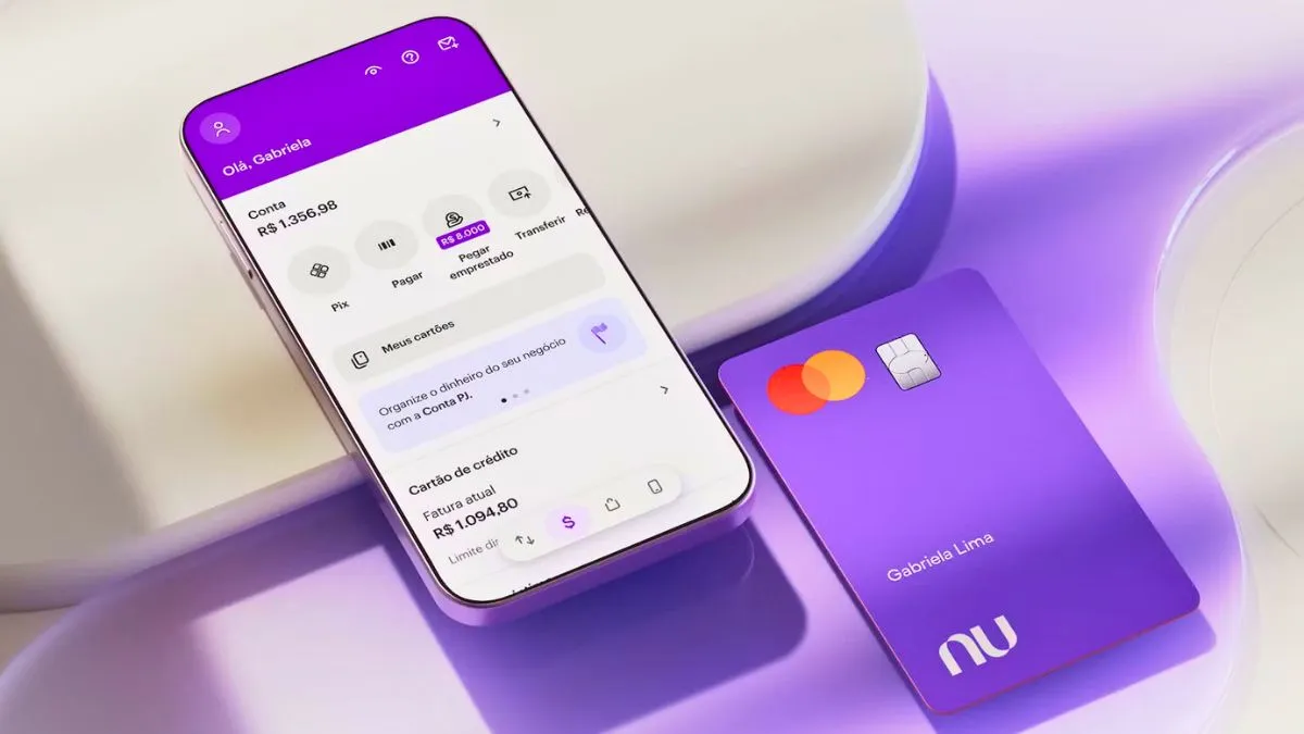 Cartão e tela de celular do Nubank.