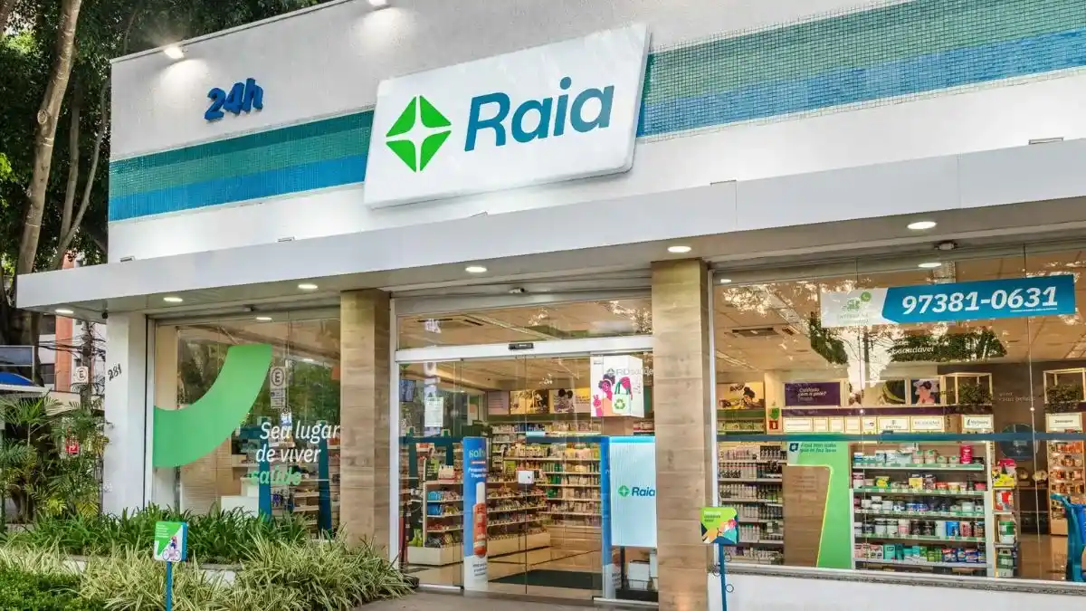 Fachada de uma loja da Droga Raia.