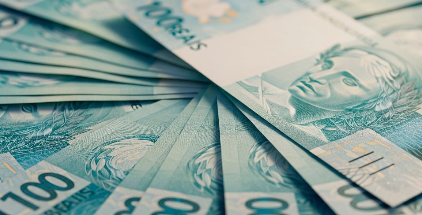 imagem de notas de 100 reais: como receber R$ 3 mil em dividendos de FIIs