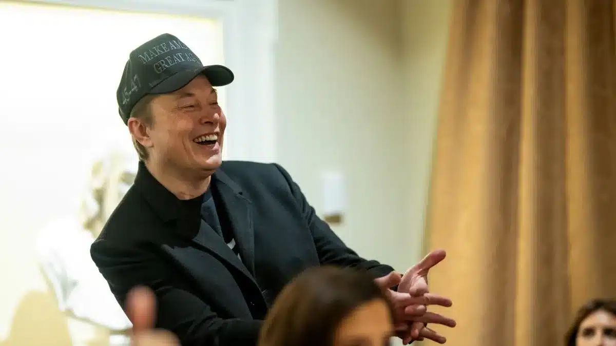 Elon Musk sorrindo em um evento
