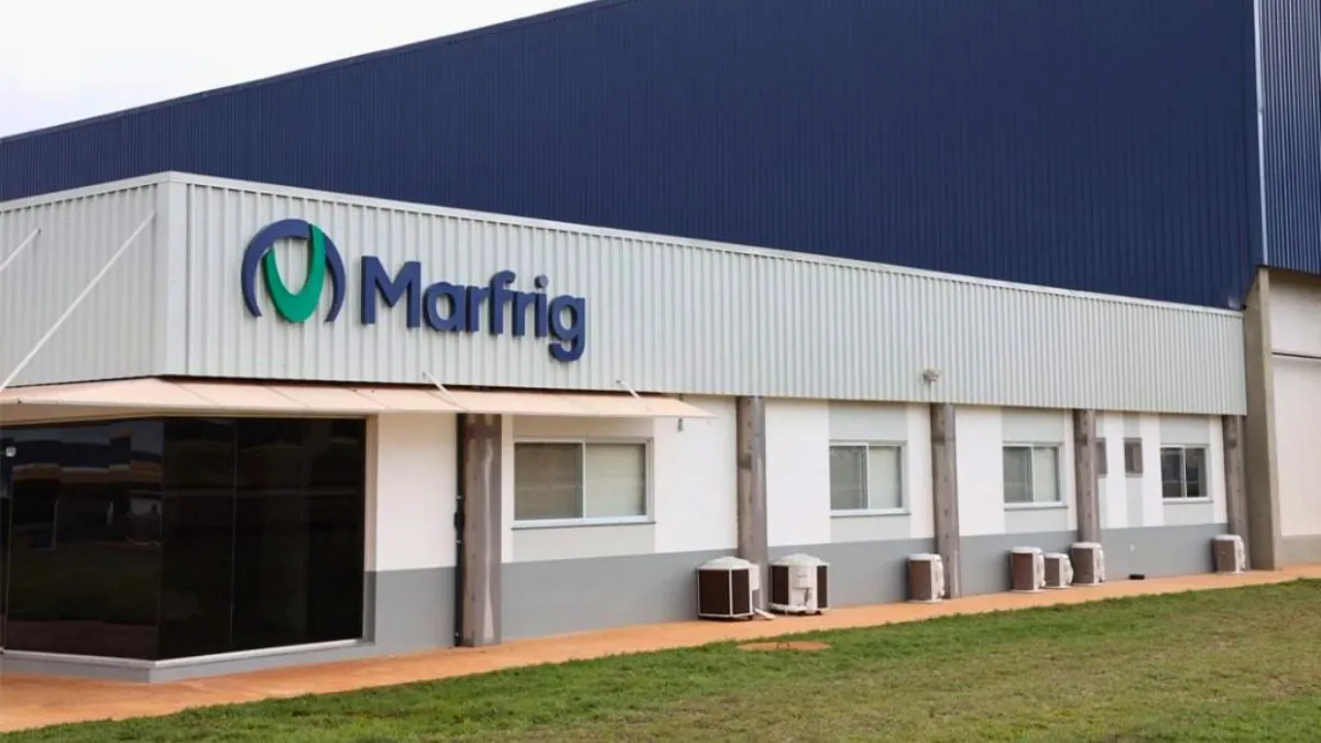 Fachada de um prédio da empresa Marfrig com seu logotipo em destaque, simbolizando a alteração do ticker da empresa na bolsa
