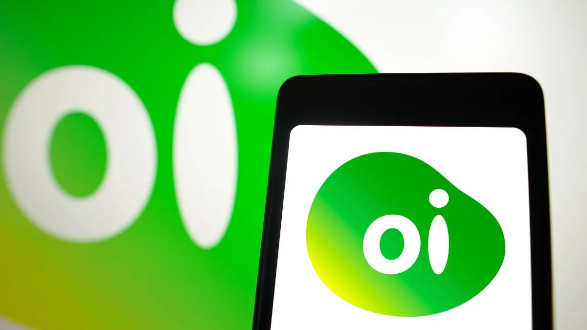 Logotipo da Oi em uma tela de celular