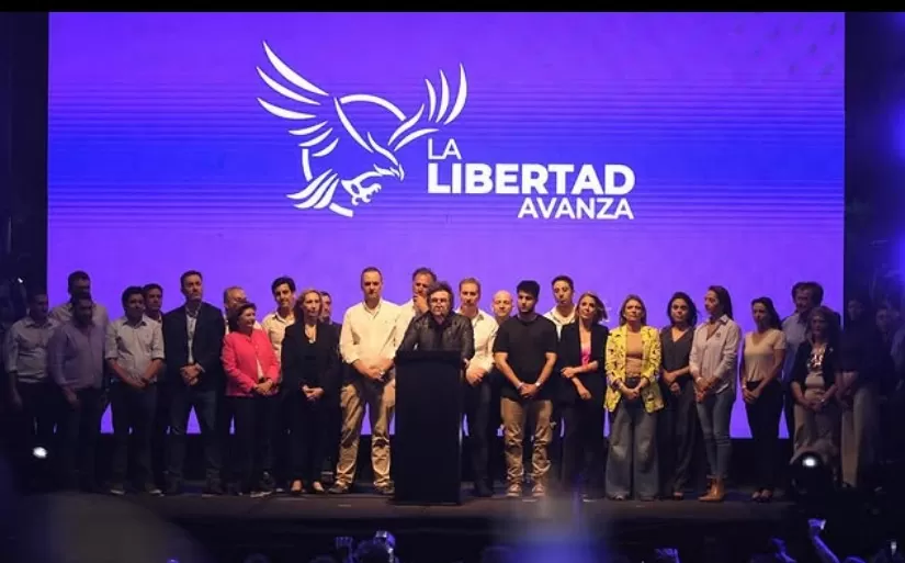 7 ações para ficar de olho após vitória legislativa de Milei: foto do partido do presidente argentino.