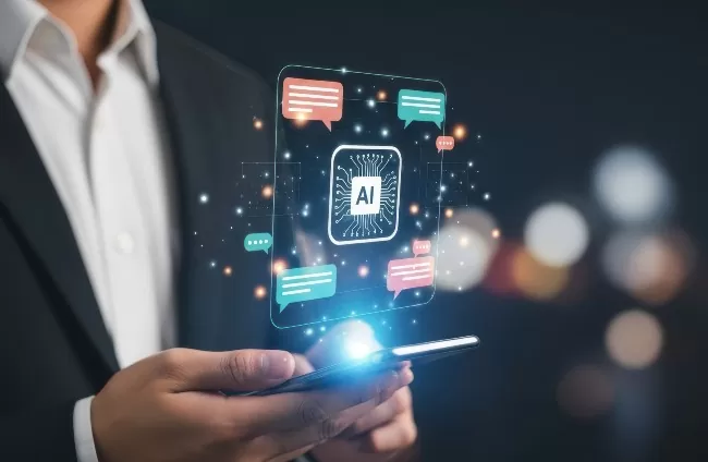 Mãos de empresário mexe em app com risco de bolha de IA