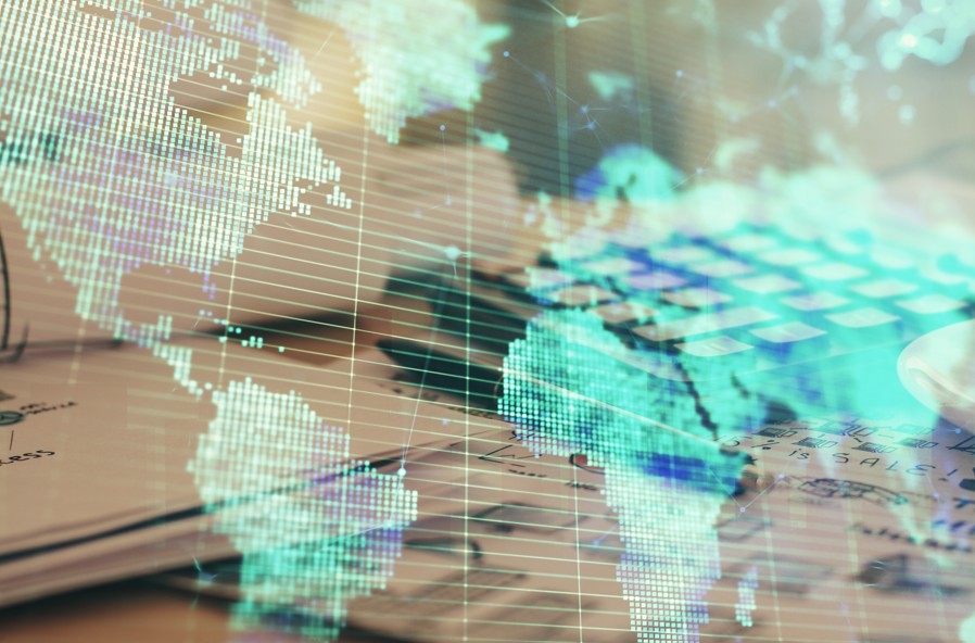 Diversificação internacional: imagem de calculadora, papéis e globo terrestre projetado à frente