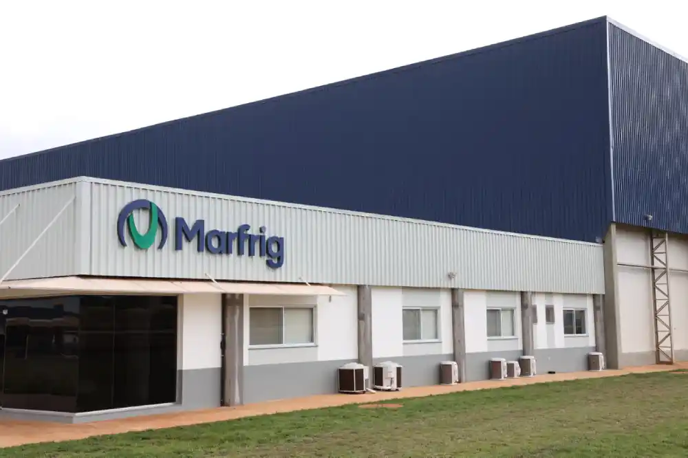 Fachada da unidade industrial da Marfrig, com o logo da empresa em destaque.