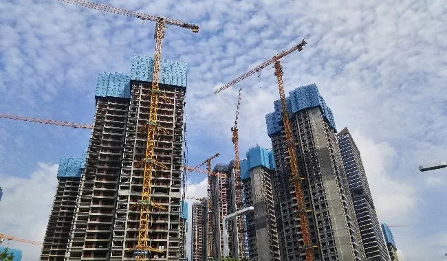 Mercado imobiliário chinês ainda preocupa: prédios em construção em Shenzen