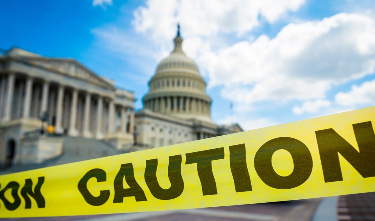 Shutdown nos EUA: imagem de Washington com faixa de atenção. Marink Martins analisa paralisação