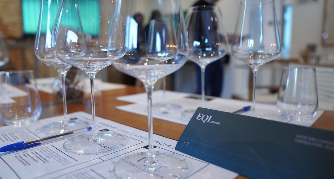 Imagem de evento EQI, com taça de vinho e logo da empresa