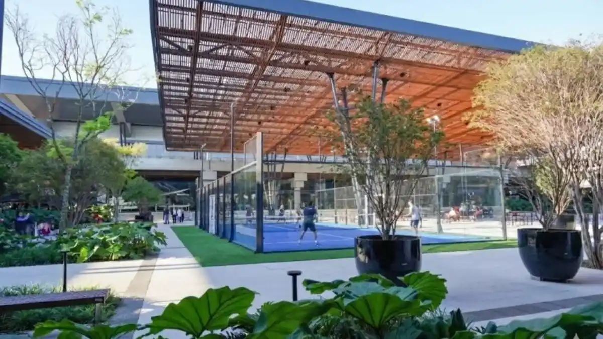 Quadra de Pádel de alta qualidade instalada na área externa do Floripa Airport, simbolizando a iniciativa da EQI Investimentos de transformar o terminal em um espaço de lazer.