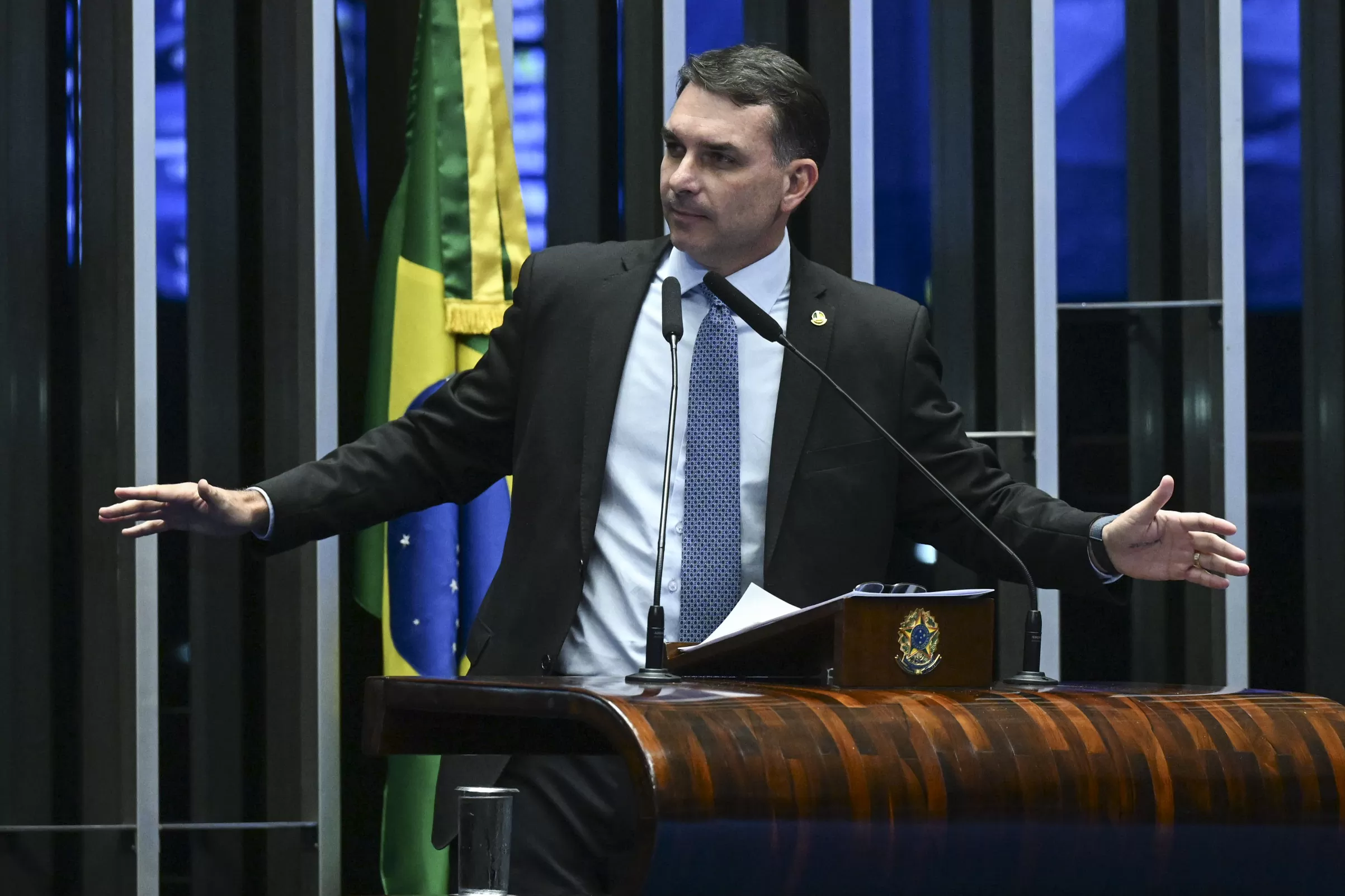 Dólar tem reagido à melhora de Flávio Bolsonaro nas pesquisas, diz SócGén