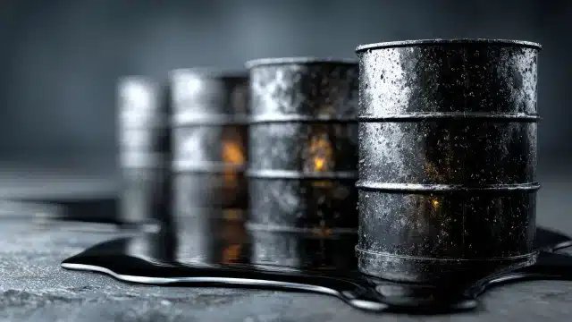 Fileiras de barris de petróleo com a bandeira da Venezuela estampada, simbolizando o impacto da captura de Nicolás Maduro e o plano dos EUA de assumir o controle das reservas de petróleo do país.