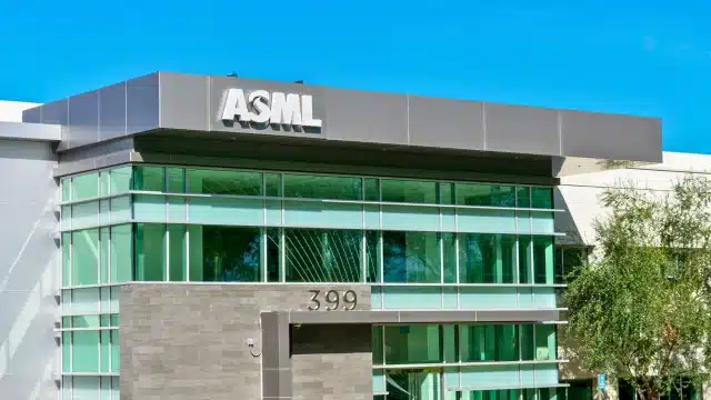 Fachada de um edifício moderno com o logotipo da ASML, representando a líder global em equipamentos para a indústria de semicondutores e sua valorização no mercado em 2026.