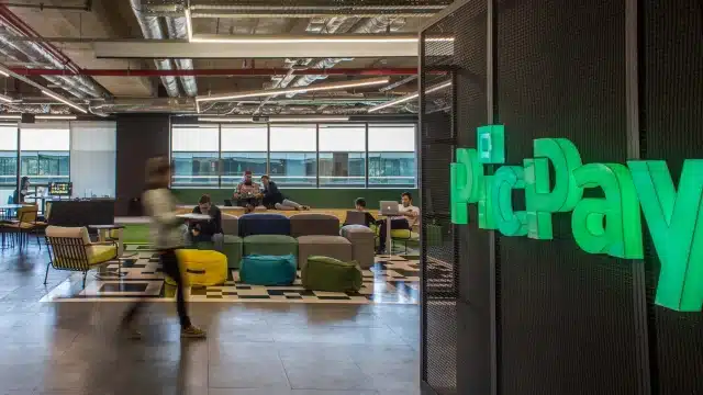 Escritório moderno com o logotipo verde do PicPay, ilustrando o prospecto de IPO e a estrutura de governança da fintech.
